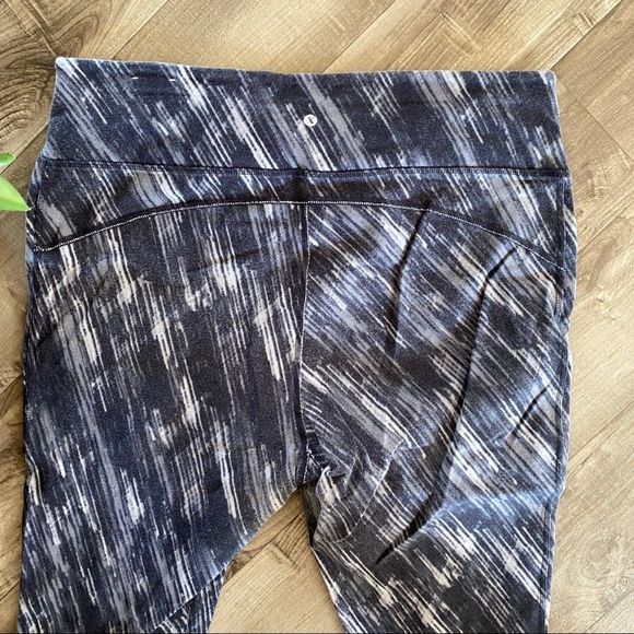 Xersion multi-colored athletic Capri leggings with cut out detail on leg… - Picture 6 of 6